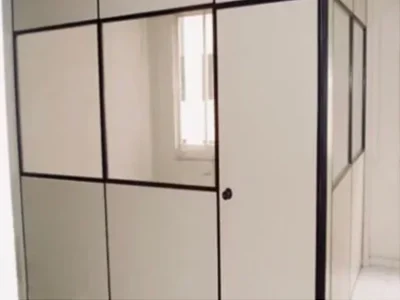 Divisórias de Eucatex com vidro e porta 4